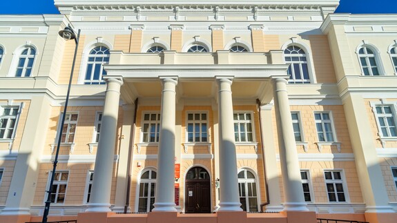 Po ponad 2 miesiącach zakończył się remont elewacji frontowej naszego Wydziału Ekonomii i Finansów Uniwersytetu w Białymstoku.